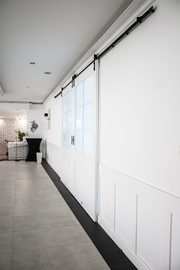 Weiße Doppelschiebetür mit Glass - Eingang zum Ballsaal | RENO