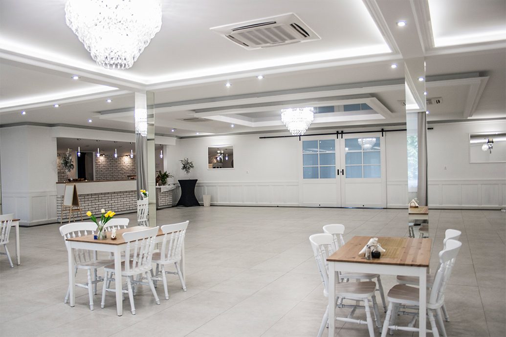 Weiße Doppelschiebetür mit Glass - Eingang zum Ballsaal | RENO