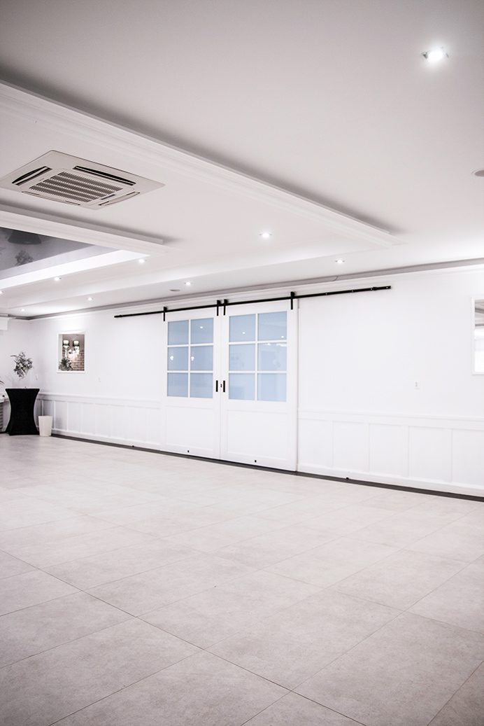 Weiße Doppelschiebetür mit Glass - Eingang zum Ballsaal | RENO