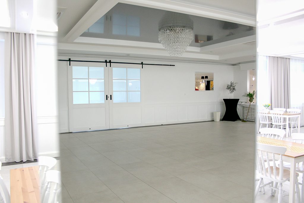 Weiße Doppelschiebetür mit Glass - Eingang zum Ballsaal | RENO