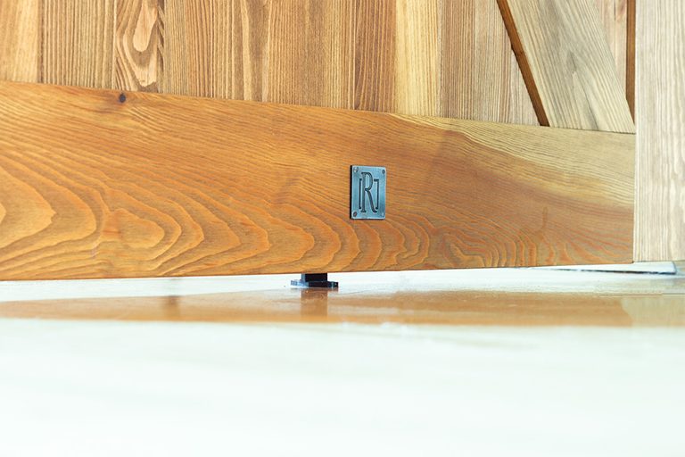 Rustikale Holztür in einem offenen, modernen Innenraum | RENO Türen