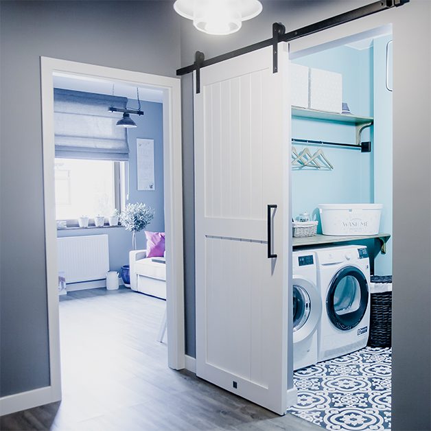 Weiße Schiebetür für Waschküche im modernen Interieur | RENO Türen