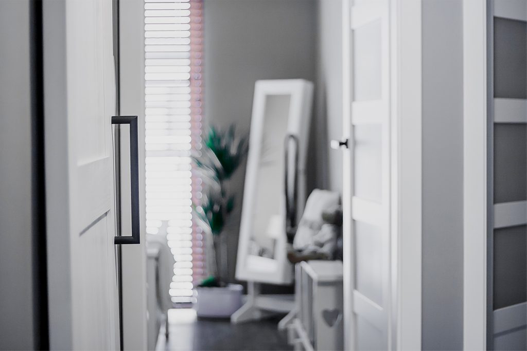 Weiße Schiebetür für Waschküche im modernen Interieur | RENO Türen