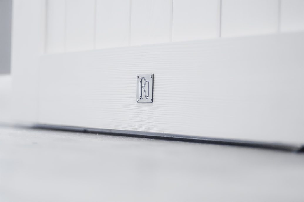 Weiße Schiebetür für Waschküche im modernen Interieur | RENO Türen