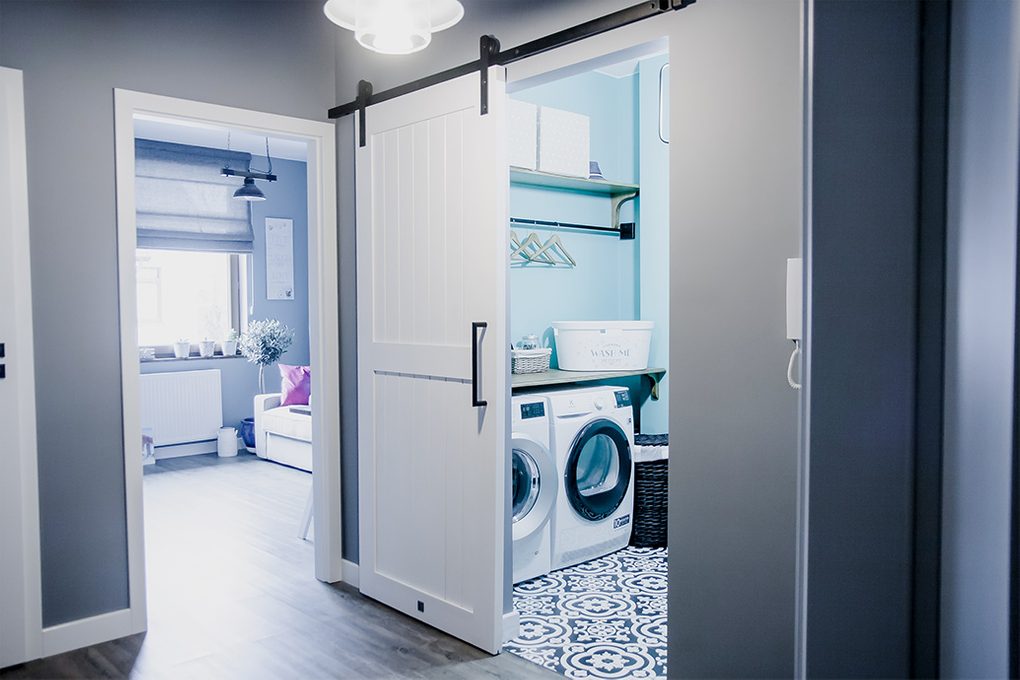 Weiße Schiebetür für Waschküche im modernen Interieur | RENO Türen