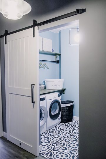 Weiße Schiebetür für Waschküche im modernen Interieur | RENO Türen