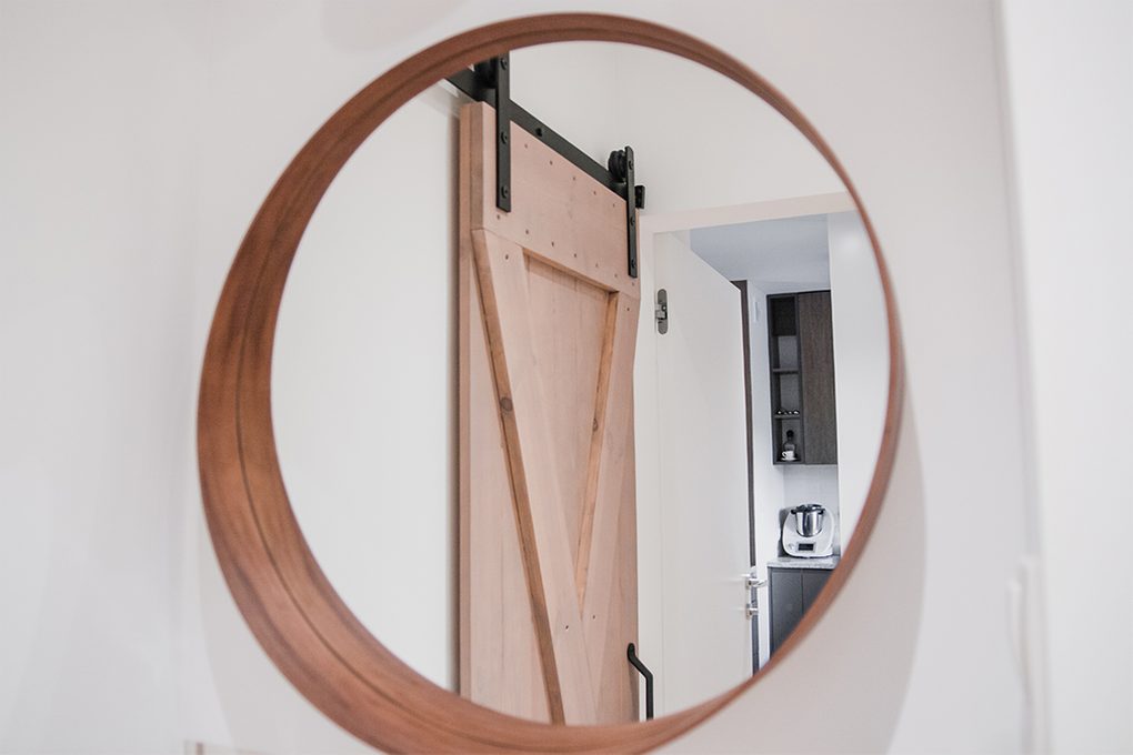 Kleines Badezimmer mit Holzschiebetüren - platzsparend und schön wirken