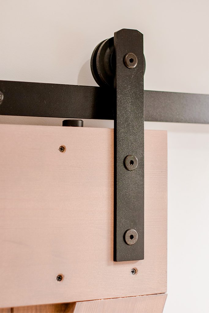 Kleines Badezimmer mit Holzschiebetüren - platzsparend und schön wirken