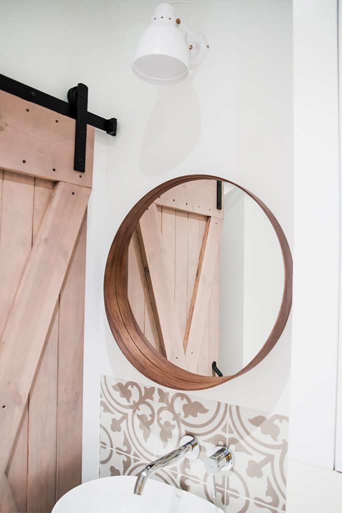 Kleines Badezimmer mit Holzschiebetüren - platzsparend und schön wirken