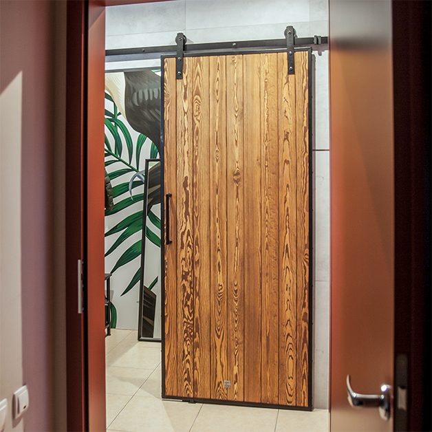 Schiebetüren zu einem Schrank, Schiebetür in einem Metallrahmen