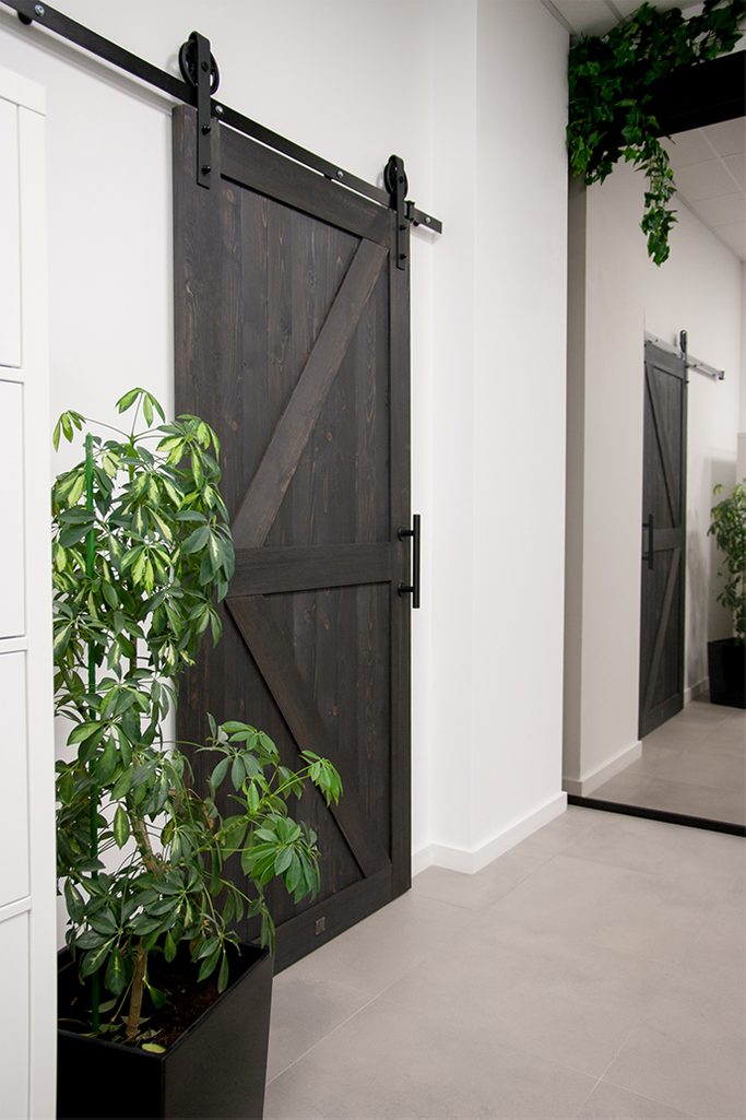 Büro mit Schiebetüren, schwarz Türen, Schwarz-Weiß Innenarchitektur