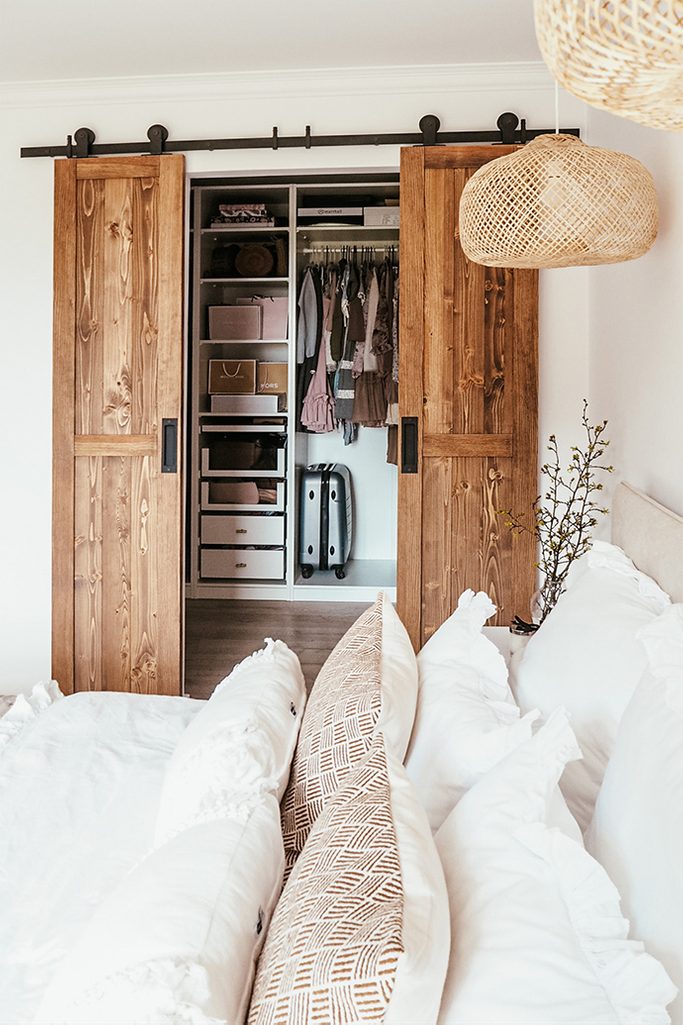 Doppelschiebetür holz, Kleiderschrank im Schlafzimmer, Schiebetüren, Holz und Weiß, dekorative Kissen für das Bett