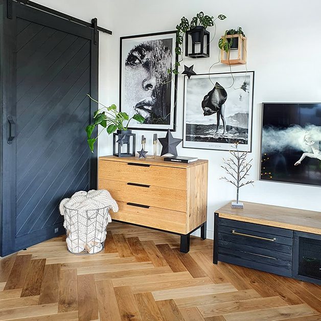 Die kombination aus rustikal und modern mit graue schiebetür holz