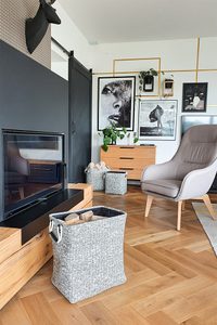 Schwarz Holzschiebetür im Wohnzimmer | RENO Türen