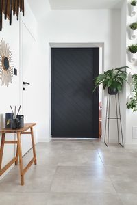 Schwarz Holzschiebetür im Wohnzimmer | RENO Türen