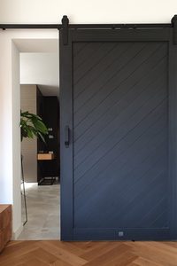 Schwarz Holzschiebetür im Wohnzimmer | RENO Türen