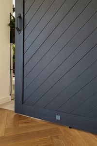 Schwarz Holzschiebetür im Wohnzimmer | RENO Türen