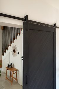 Schwarz Holzschiebetür im Wohnzimmer | RENO Türen