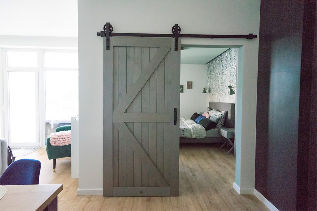 Schiebetür holz grau im modernen Interieur mit goldene Zubehör