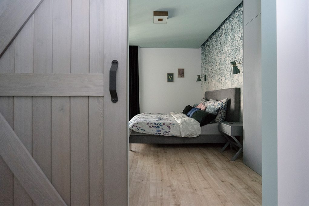 Holzschiebetüren, Scheunen-Schiebetüren, Schiebetür holz grau, Schiebetürgriff, Schlafzimmer Schiebetür, Schlafzimmereingang, Schlafzimmer im modernen Stil, Schlafzimmer in Grautönen, dekorative Tapete für Schlafzimmer, klare Farben