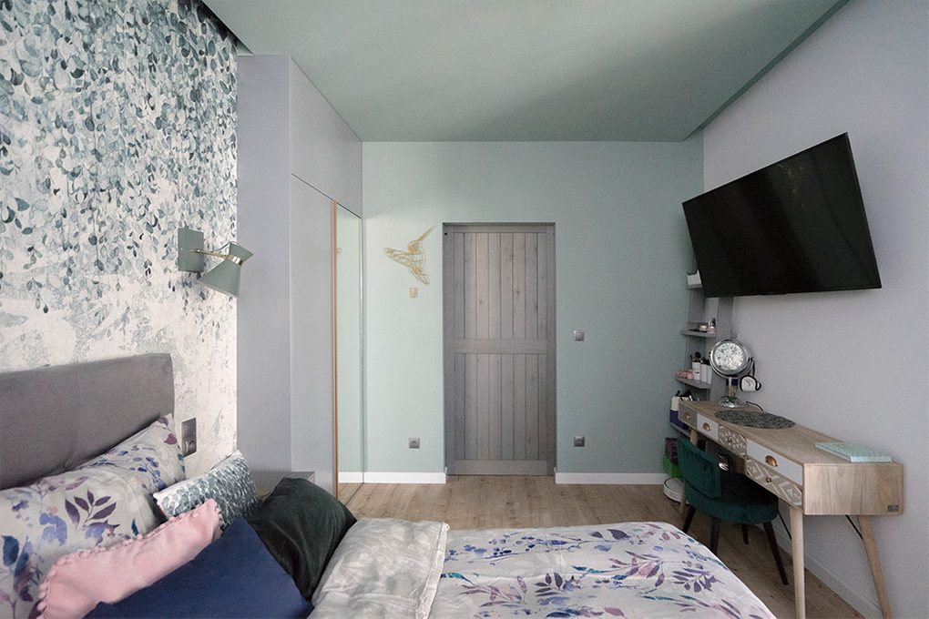 Holzschiebetür, Scheunen-Schiebetüren, Schiebetür holz grau, goldene Innenausstattung, modernes Interieur, dekorative Tapete für Schlafzimmer, modernes Design, Schminktisch im skandinavischen Stil, Grautöne im Schlafzimmer