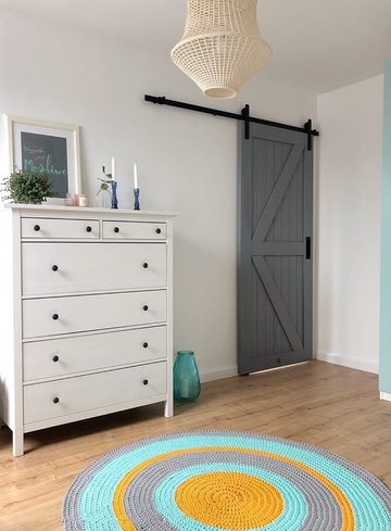 Die kombination aus rustikal und modern mit graue schiebetür holz