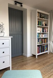 Die kombination aus rustikal und modern mit graue schiebetür holz