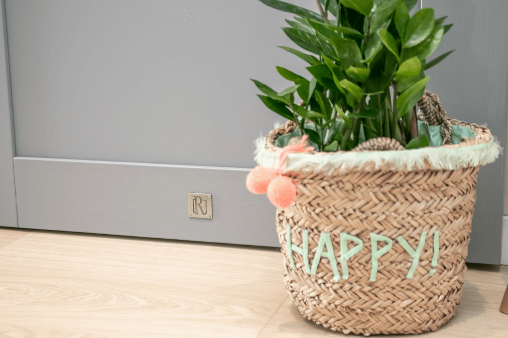 Schiebetür in einem Wohnblock, Holzschiebetür, Schiebetür für Speisekammer, graue Schiebetür, Blumen in der Halle