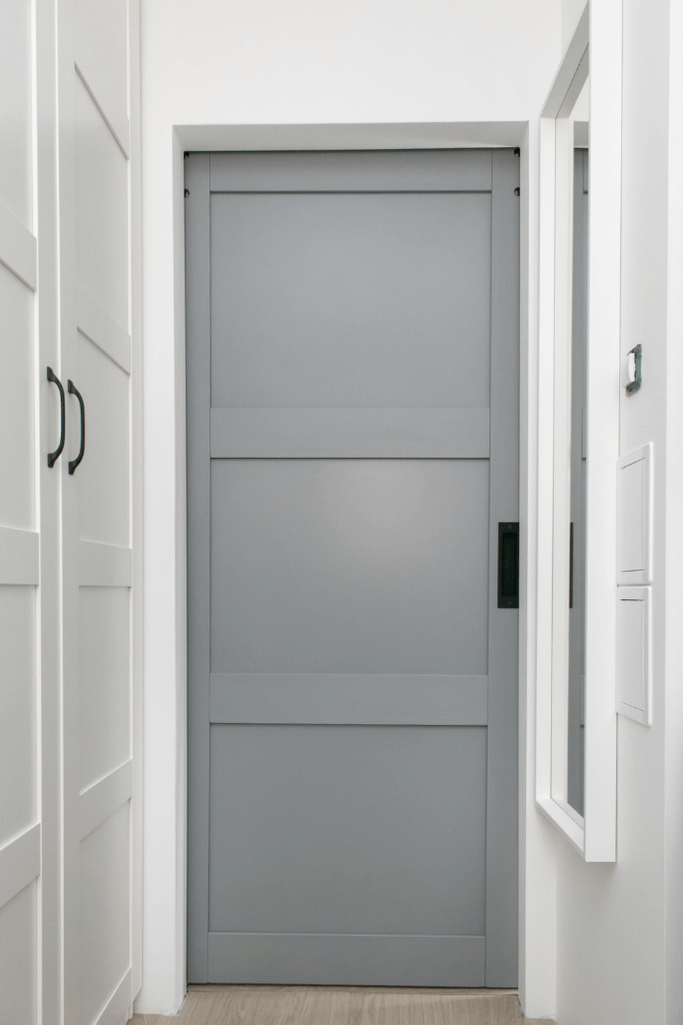 Schiebetür im Wohnblock, Holzschiebetür, Schiebetür für Speisekammer, graue Schiebetür, Schiebetür für Hauswirtschaftsraum
