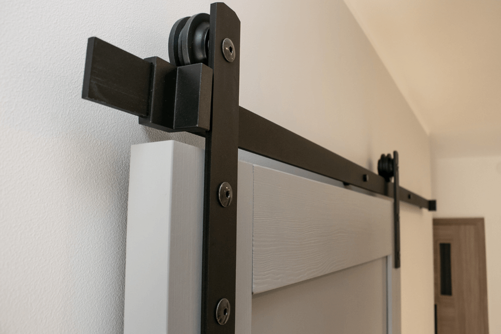 Schiebetürsystem, Schiebetürbeschläge, Schiebesystem Führungsschiene, Holzschiebetüren, graue Schiebetüren, elegantes Schiebesystem