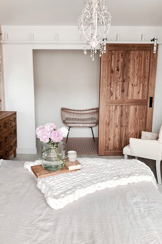 rustikal Schlafzimmer, Holzschiebetür, Schiebetür, rustikaler Stil im Innenraum, moderner rustikaler Stil, Scheunen-Schiebetüren, weiße Schiebesystem, Bypass Schiebetüren, Bypass Wandhalterung für Schiebetüren, weiße rustikale Kronleuchter