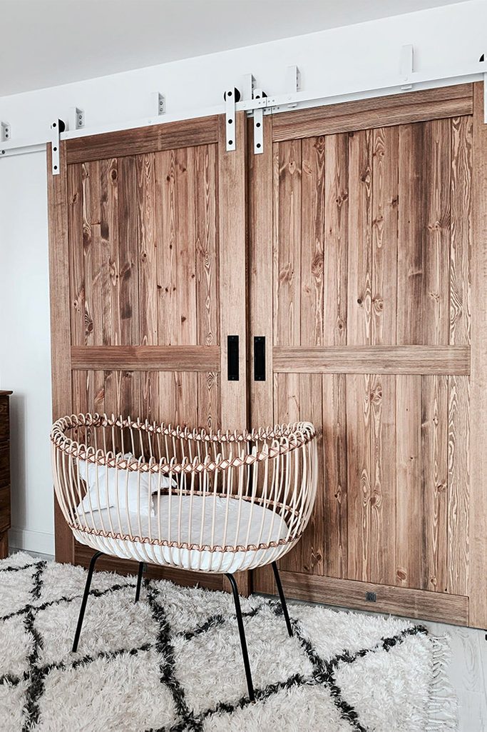 rustikal Schlafzimmer, Holzschiebetüren, Bypass Wandhalterung für Schiebetüren, moderner rustikaler Stil, Scheunen-Schiebetüren, Babybett, Inspiration