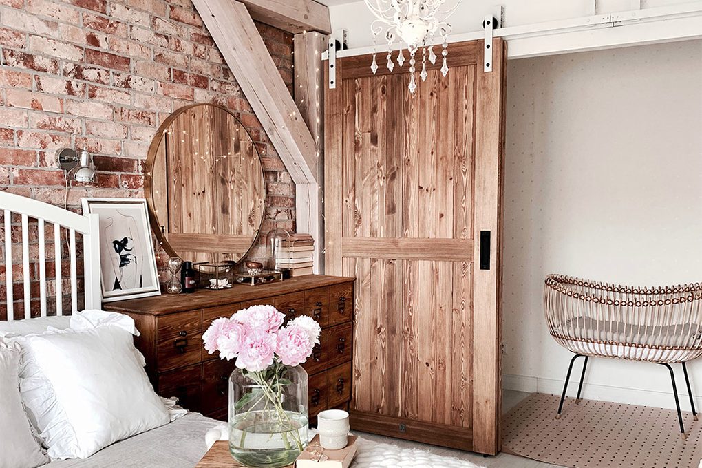 Rustikal Schlafzimmer, Holzschiebetür, Schiebetür im rustikalen Stil im Innenraum, moderner rustikaler Stil, Scheunen-Schiebetüren, weiße Schiebesystem, Schiebewand, Backsteinmauer im Schlafzimmer, rustikale Kommode im Schlafzimmer