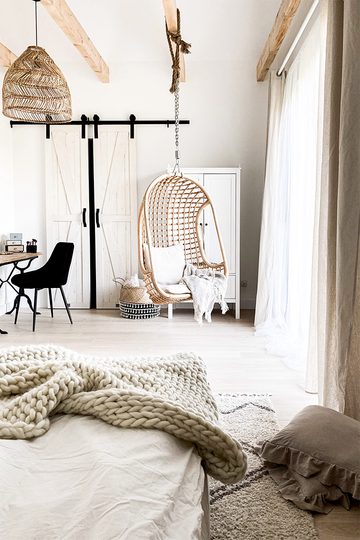 Weiße Schlafzimmer im rustikalen Stil mit Kleiderschrank | RENO Türen
