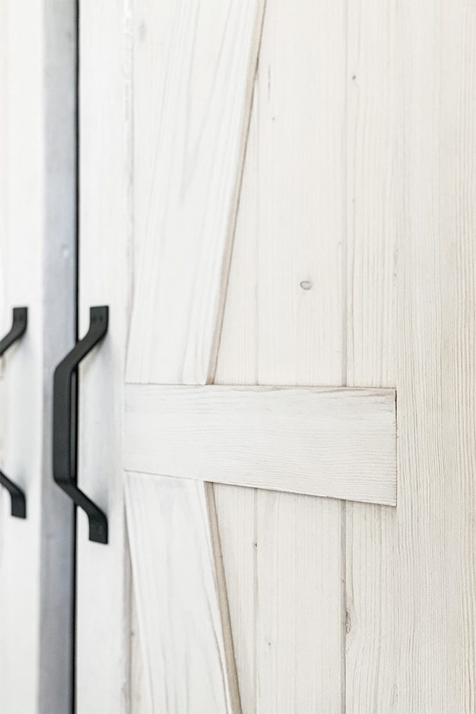 Weiße Schlafzimmer im rustikalen Stil mit Kleiderschrank | RENO Türen