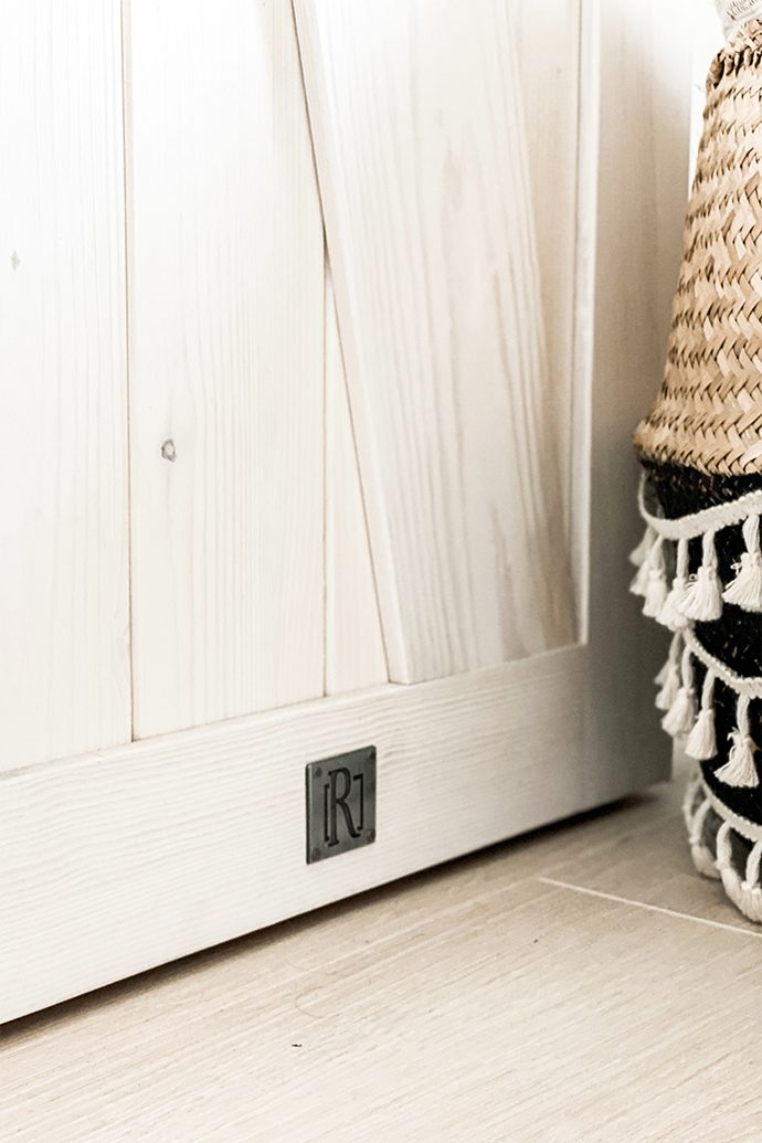 Weiße Schlafzimmer im rustikalen Stil mit Kleiderschrank | RENO Türen