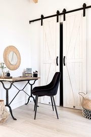 Weiße Schlafzimmer im rustikalen Stil mit Kleiderschrank | RENO Türen