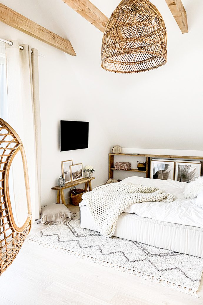 Weiße Schlafzimmer im rustikalen Stil mit Kleiderschrank | RENO Türen