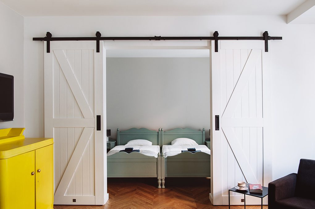 moderner Retro-Stil, Wohnungen zu vermieten Wroclaw, Doppelschiebetüren, Doppelschiebetüren, weiße Schiebetüren, barn door, gelbe Kommode