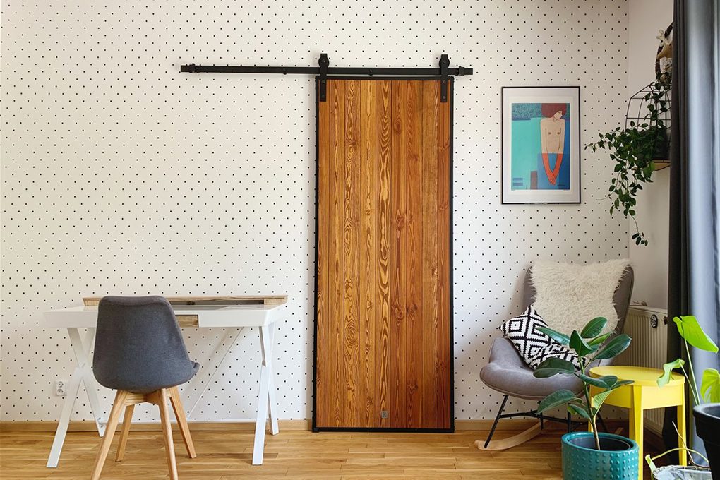 Loft-Tür, Holztür im Metallrahmen, Schiebetür aus Holz und Stahl, Tür aus Kiefern, Schiebetür im Schlafzimmer, Holztür, gepunktete Tapeten, Idee für Tapeten im Schlafzimmer, Schranktür, weiße Tisch im skandinavischen Stil, Sessel Schaukelstühle im Schlafzimmer