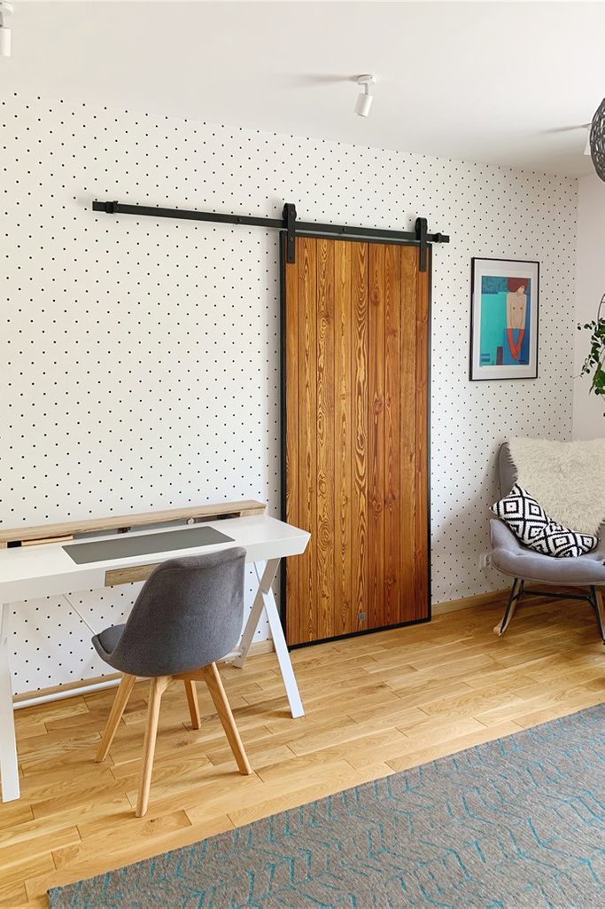 Loft-Tür, Holztür im Metallrahmen, Schiebetür aus Holz und Stahl, Tür aus Kiefern, Schiebetür im Schlafzimmer, Holztür, gepunktete Tapeten, Idee für Tapeten im Schlafzimmer, Schranktür, weiße Tisch im skandinavischen Stil, Sessel Schaukelstühle im Schlafzimmer