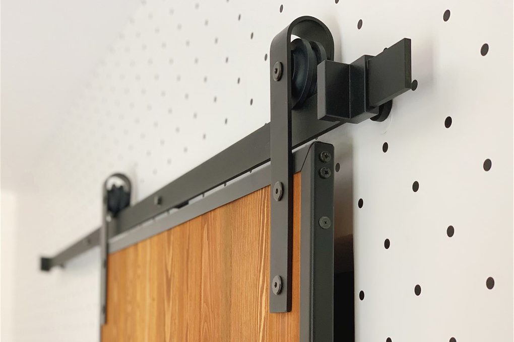 Schiebetürsystem, Aufhänger für Schiebetüren, Schiebetür Führungsschiene, Loft-Tür, Holztür in einem Metallrahmen, Schiebetür aus Holz und Stahl, Tür aus Kiefern, gepunktete Tapete