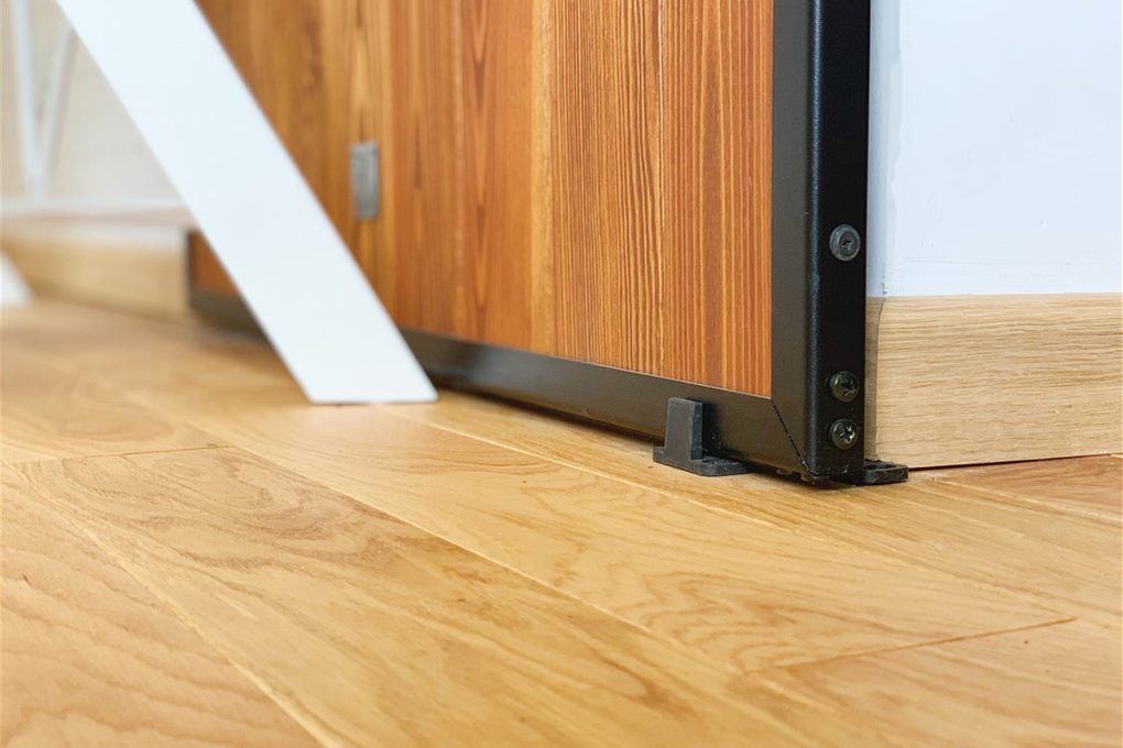 Loft-Türen, Holztüren in einem Metallrahmen, Schiebetür aus Holz und Stahl, Tür aus Kiefern