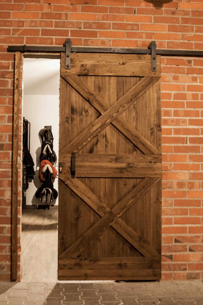 “Barn Door”-stil Schiebetüren, Schiebetür im Stallungen, Holztür, Massivholztür, Türen aus Kiefer, Innenausstattung der Stallungen, Schiebetürsystem