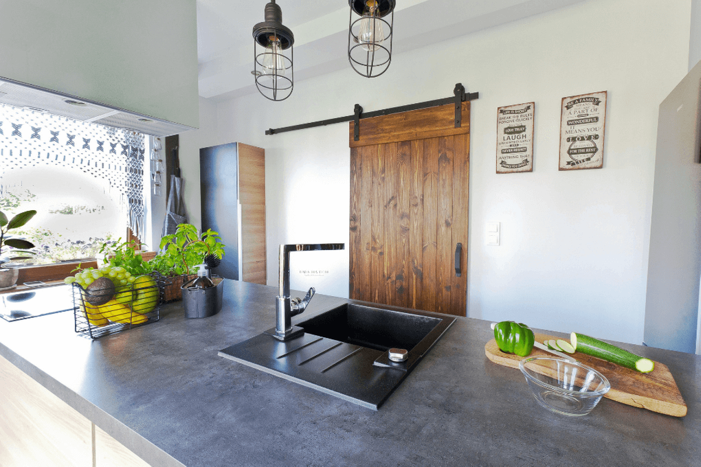 Die moderne rustikale Küche - Inspiration mit Schiebeholztueren
