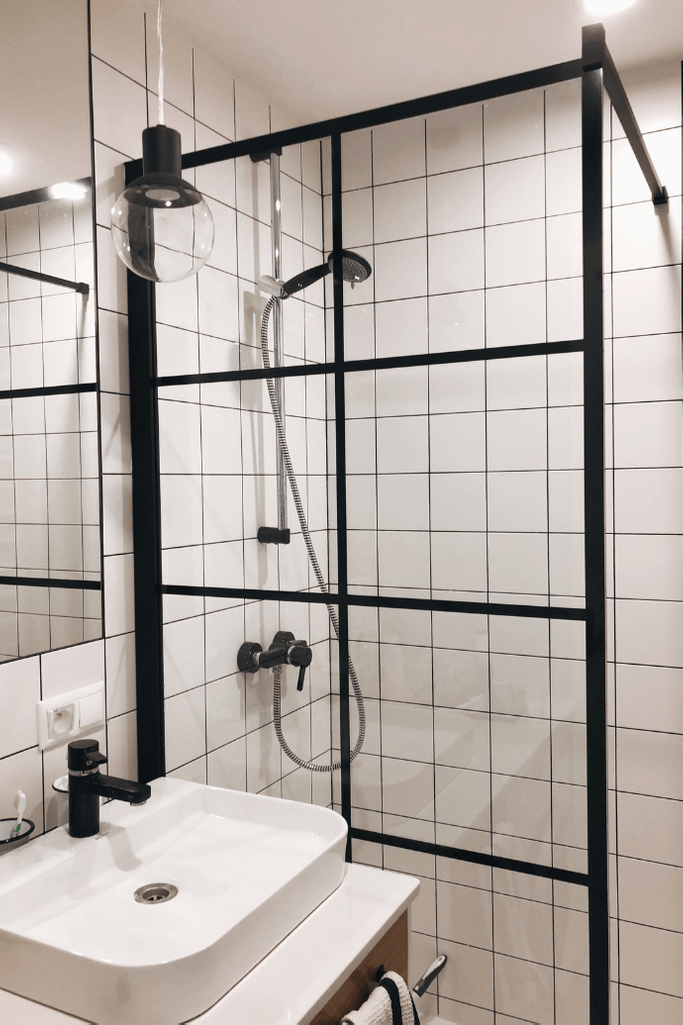 industrielles Badezimmer, industrielle-Stil Dusche, schwarze Accessoires im Bad