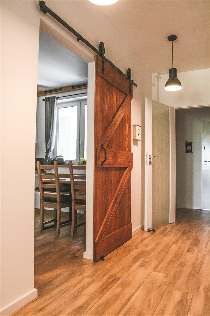 Skandinavisches Interieur, Interieur im Loft-Stil, Küchentür, barn door, gebürstete Schiebetür, Schiebetür aus Massivholz, Küchen Schiebetür