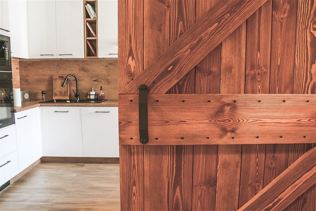 Interieur im skandinavischen Stil, Interieur im Loft-Stil, Küchentür, barn door, gebürstete Schiebetür, Schiebetür aus Massivholz, Küchen Schiebetür, Schiebetürgriff, Kücheneingang, Holz in der Küche
