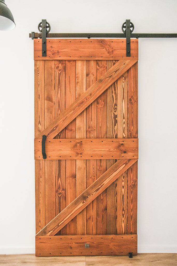 Schiebetür aus Massivholz, Schiebetürrollen, Küchentüren, Holztüren "barn door", gebürstete Schiebetüren, Schiebetüren aus Holz, Küchen Schiebetüren, Loft-Stil