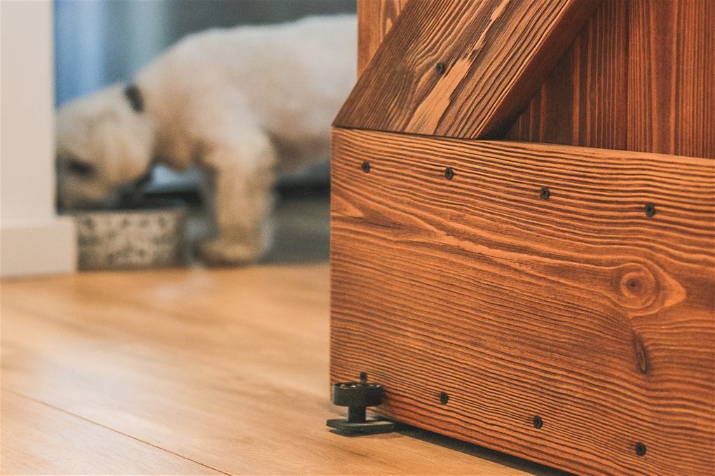 Schiebetür aus Massivholz, Holztür im "barn door" -Stil, gebürstete Schiebetür, Schiebetür aus Holz